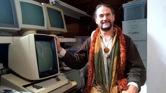Bild: WDR/Jan Tenhaven Dr. Bruce Damer, Computerhistoriker und –sammler, mit dem "Xerox-Alto". Dieser Computer gilt als Urvater der modernen PCs und führte bereits 1972 eine grafische Oberfläche ein.