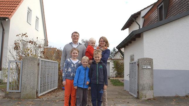Bildquelle: WDR/dpa/ Ralph Goldmann Eine deutsche Familie: Die Mittelschicht vom Staat bestraft.