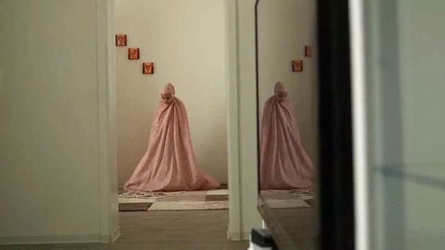 Bild: NEOS Film/Till Vielrose/NEOS Film Schwester Ahmed beim Beten.