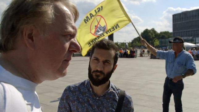 Bild: NEOS Film/Henning Brümmer/NEOS Film Hassan auf einer Demonstration der PEGIDA-Bewegung