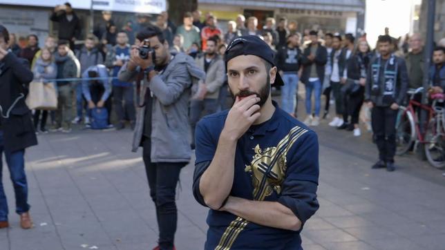 Bild: NEOS Film/Till Vielrose/NEOS Film Hassan bei einer Aktion in Essen