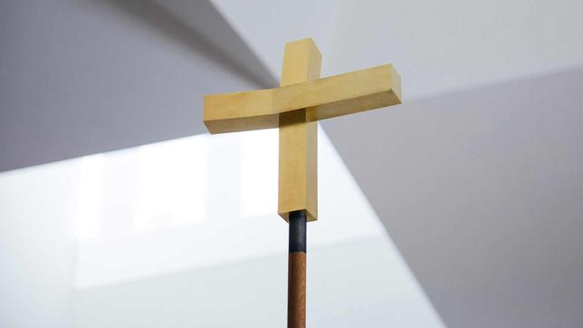 Goldenes Kreuz in der Kirche.