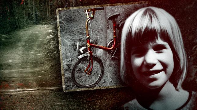 Es ist eines der mysteriösesten Verbrechen der deutschen Kriminalgeschichte, das die Menschen bis heute erschüttert: 1981 wird die 10jährige Ursula Herrmann entführt. Sie erstickt in einer Kiste, vergraben im Waldboden. Keyvisual zur Reihe (Bildmontage)