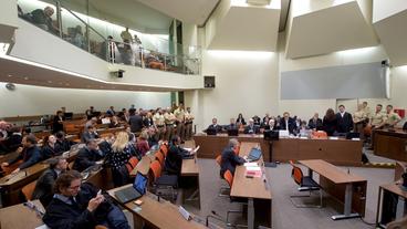 Bildquelle: picture alliance / dpa/ Peter Kneffel Der Gerichtssaal beim NSU-Prozess in München