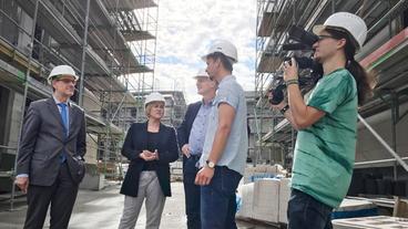 Bild: SWR/Thomas Schneider Interview auf einer Baustelle