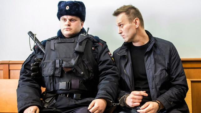 Alexej Nawalny im Warteraum zu einer Gerichtsverhandlung.