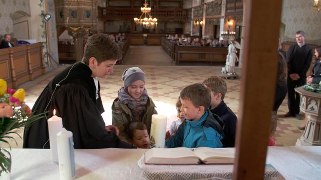 Bildquelle: MDR Pfarrerin Esther Maria Fauß beim Ostergottesdienst in der Stadtkirche St. Martini von Greußen in Thüringen.