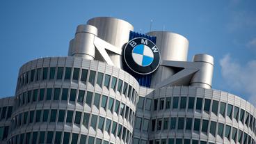 Bildquelle: picture alliance / dpa/ Sven Hoppe Das BMW-Verwaltungsgebäude (BMW-Turm) in München
