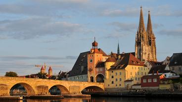 Regensburg mit Blick auf die "Steinere Brücke" und den Dom