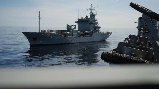 Bild: NDR/Lennart Banholzer Das deutsche Kriegsschiff Mosel bei einer Übung in der Ostsee. Es gehört zu einem Geschwader, das unter anderem die kritische Infrastruktur auf dem Meeresboden überwacht – Datenkabel und Pipelines.