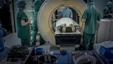 Bild: WDR/Längengrad Filmproduktion GmbH Der Film macht deutlich, wie unzureichend das Kontrollsystem von Behörden und Krankenkassen ist: Selbst bei Verdacht auf unnötige und teure OPs gibt es kaum Handlungsmöglichkeiten. Die Dokumentation zeichnet das Bild eines Selbstbedienungsladens, in dem die Schlauen Millionen scheffeln und die Guten leicht untergehen können.