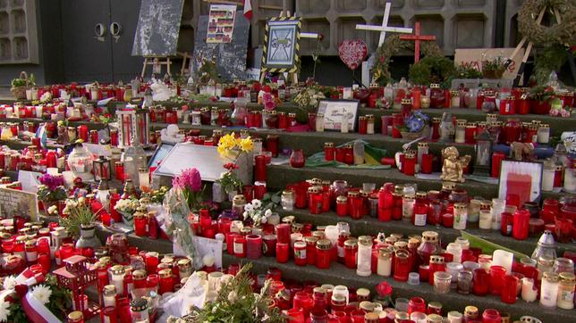 Der Tag nach dem Anschlag auf dem Breitscheidplatz. Kerzen und Blumen für die Opfer.