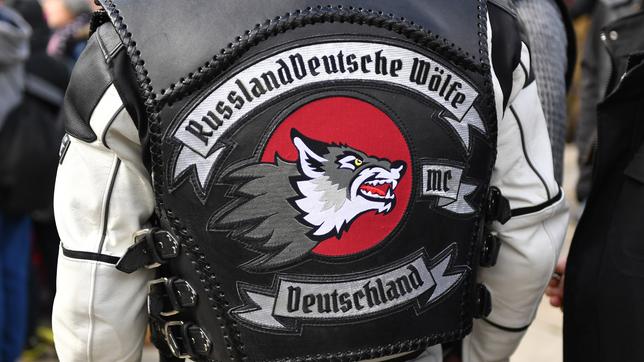 Bild: dpa/Jens Kalaene Ein Mitglied der Gang "Russlanddeutsche Wölfe Deutschland"