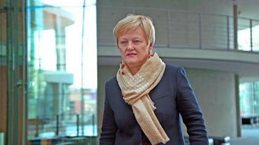 Die Grünen-Politikerin Renate Künast verlangt von Facebook einen besseren Meldeweg für Fake-News, nachdem sie selbst Opfer einer Falschmeldung wurde.