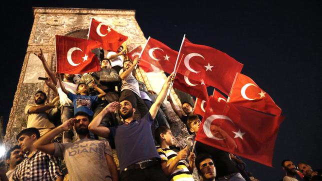 Bildquelle: picture alliance / Sedat Suna/EPA/dpa Anhänger des türkischen Präsidenten Erdogan schwenken am 16.07.2016 in Istanbul, Türkei, türkische Fahnen.