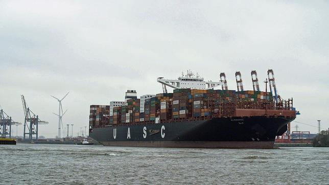 Ein Schiff mit einer Ladekapazität von ca. 20.000 Containern verlässt den Hamburger Hafen.