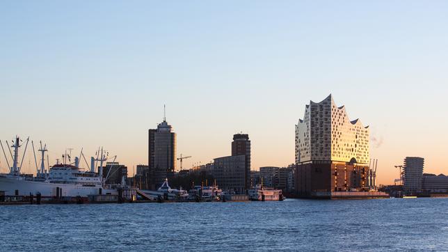 Bildquelle: dpa Die Fassade der Elbphilharmonie in der Skyline der Hafencity