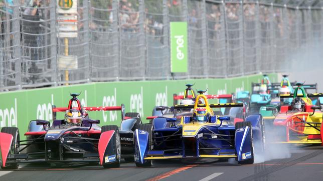 Bild: dpa/Jens Büttner Formula E Rennen auf der Karl-Marx-Allee in Berlin 2016