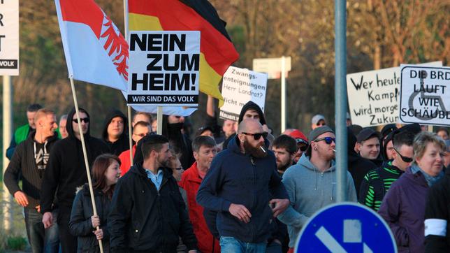 Bildquelle: rbb Rechtsextremisten und "besorgte Bürger" eines PEGIDA-Ablegers ziehen in Nauen gegen ein Asylbewerberheim am 16.04.2015.