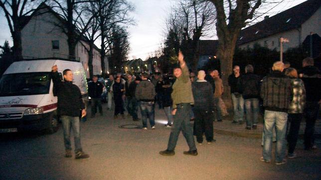 Im Frühjahr 2015 kommt es in Tröglitz/ Sachsen-Anhalt zu Demonstrationen gegen eine geplante Flüchtlingsunterkunft. Unter die Demonstranten mischen sich auch Neonazis. Aufgrund der Bedrohungslage tritt der Ortsbürgermeister im März 2015 zurück.