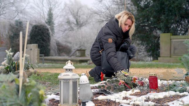 Bild: WDR/Martina Di Lorenzo Joanna am Grab ihres getöteten Sohnes Philipos