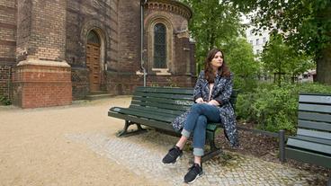 Bildquelle: MDR/ Manuel Graubner Katrin Bauerfeind vor Motiv Kirche