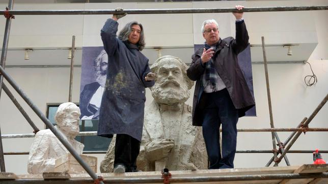 Bild: WDR/Peter Dörfler Künstler Wu Weishan (l), der in Peking die meterhohe Marx-Statue als Geschenk an die Stadt Trier erschaffen hat, mit Herrn Ludwig aus Trier.