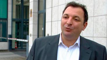 Bild: SWR Mazen Darwish vor der Bundesanwaltschaft.