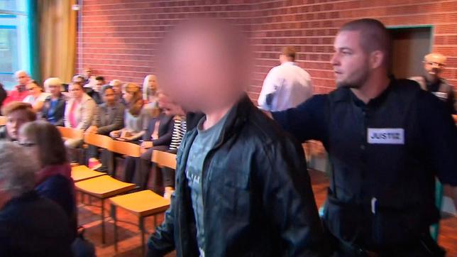 Mitarbeiter einer Sicherheitsfirma als Angeklagter vor Gericht.