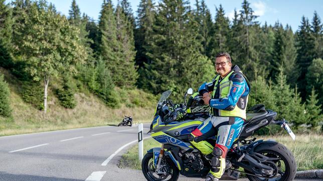 Motorradpolizist Ricky liebt schnelle Motorräder, kennt jedoch auch die tödlichen Folgen von Raserei. Statt auf der Straße lebt er den Geschwindigkeitsrausch auf sicheren Rennstrecken aus und will andere Biker davon überzeugen.