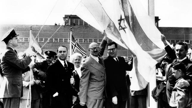 Bild: WDR/Reuters Nach der Abstimmung über die Teilung Palästinas am 29.11.1947 wird die künftige israelische Flagge auf dem UN-Gebäude gehisst.