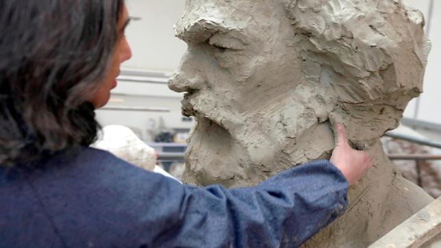 Bild: WDR/Peter Dörfler Professor Wu Weishan arbeitet an der Karl-Marx-Statue in Peking.