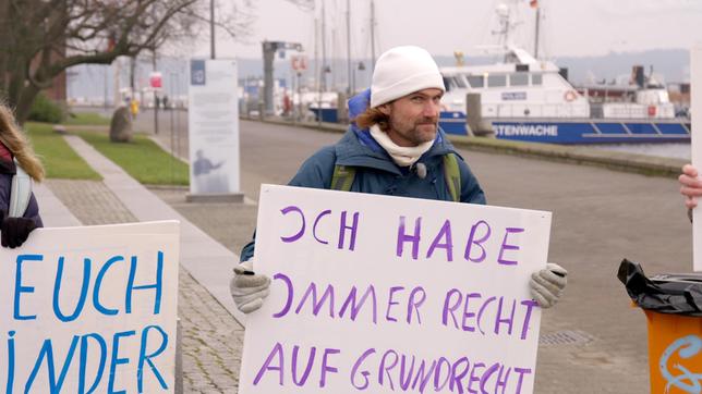 Querdenker Leif H. demonstriert in Kiel gegen die Corona-Maßnahmen der Regierung. Je länger die Pandemie dauert, desto radikaler sein Protest.