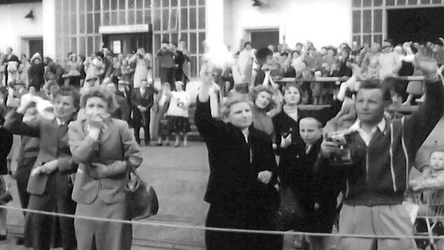 Bild: Radio Bremen Menschen nehmen Abschied an der Columbuskaje (historisches Bild)