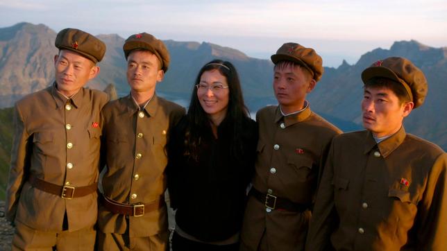 Bildquelle: HR/ Kundschafter Filmproduktion GmbH Regisseurin Sung-Hyung Cho mit Soldaten auf dem heiligen Berg Baekdu.