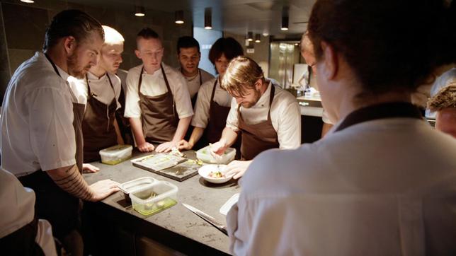 Bild: SWR/Pierre Deschamps René Redzepi mit seinem Team in der Testküche.