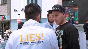 Bild: SWR Sebastian bei der Aktion "Lies" des Vereins "Wahre Religion", 2015.