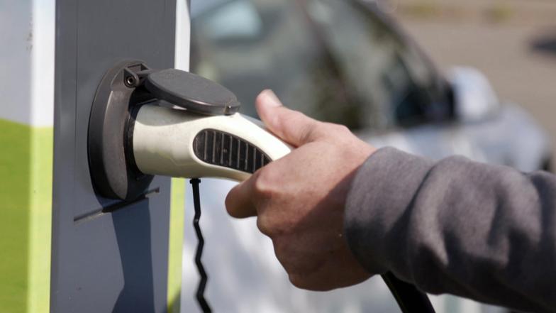Die Story im Ersten: Kann das Elektroauto die Umwelt retten? | Reportage & Dokumentation