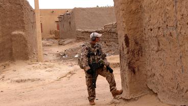 Bild: NDR/Bundeswehr Soldat Michael V. während einer Patroullie in Gao.