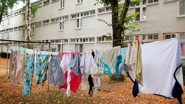 Bildquelle: WDR/dpa/ Frank May Viele Menschen werden durch teure Mieten aus den Städten an den Stadtrand gedrängt.