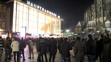Bildquelle: WDR/dpa/ Markus Böhm Zahlreiche Menschen sind am 31.12.2015 in Köln (Nordrhein-Westfalen) auf dem Vorplatz des Hauptbahnhofs zu sehen. (Archivfoto)