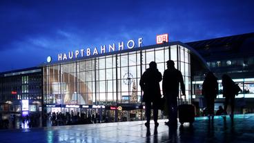 Bildquelle: WDR/dpa/ Thilo Schmülgen Zahlreiche Menschen sind am 31.12.2015 in Köln (Nordrhein-Westfalen) auf dem Vorplatz des Hauptbahnhofs zu sehen (Archivfoto)