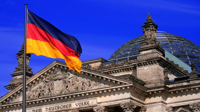 Bildquelle: WDR/dpa/ Ralph Goldmann Verspielen wir unsere demokratischen Werte? (Archivfoto, Reichstag Berlin)