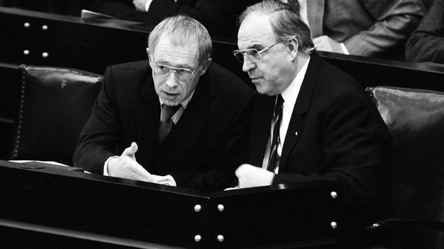 Bildquelle: SWR/Bundesregierung/Harald Hoffmann Helmut Kohl im Gespräch mit Heiner Geißler