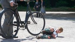 Helmut Schmidt lernt Fahrrad fahren