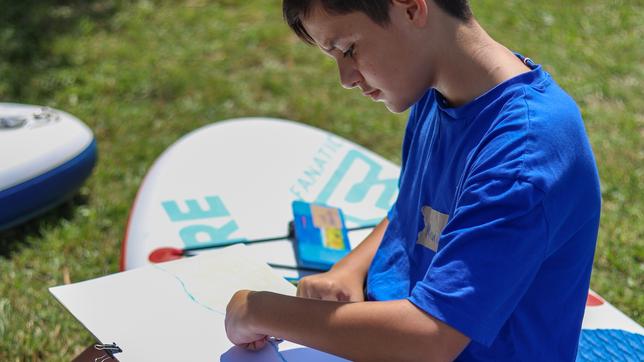 Bild: Pure Water for Generations e.V. Hier entsteht ein Wasser-Bild eines Schülers von der Staatliche Realschule Neusäß im Juli 2024