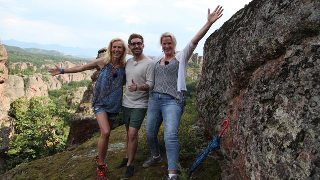 Bildquelle: BR/Bewegte Zeiten GmbH/David Enge Daniel Küblböck mit den Passagierinnen Stefanie Leuchten und Karin Schönen-Schragman in der Felsenlandschaft Belogradtschik in Bulgarien.