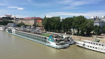 Die "MS Anesha" auf der Donau in Bratislava.