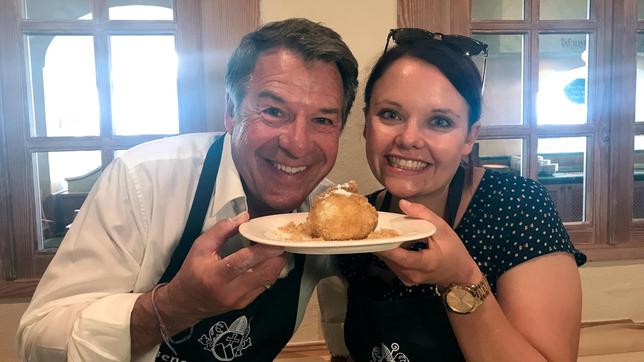 Bild: BR/Bewegte Zeiten Filmproduktion Sänger Patrick Lindner und Steffi Gehrlein machen Marillenknödel in Stift Göttweig.