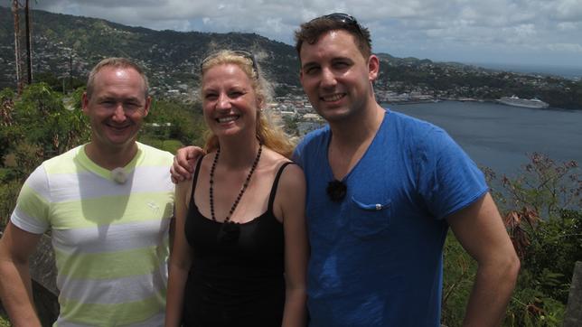 Bild: BR/Bewegte Zeiten GmbH/Julia Jancsó Reiseleiter Bernd (links) mit Hochzeitspaar Iris und Torsten in Curacao in der Karibik.